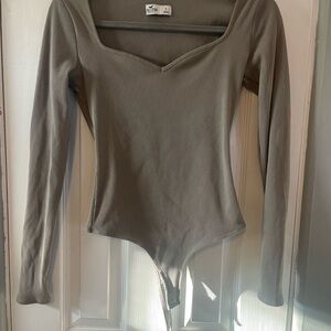 HOLLISTER - Ribbed Long Sleeve Bodysuit in beige
